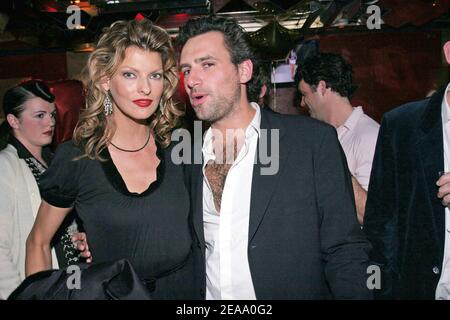 EXKLUSIV. Das kanadische Topmodel Linda Evangelista posiert mit Olivier Van Temsche, einem der Clubbesitzer, während Stella McCartneys Party im Regine's auf den Champs Elysees in Paris, Frankreich, am 6. oktober 2005. Foto von Benoit Pinguet/ABACAPRESS.COM Stockfoto