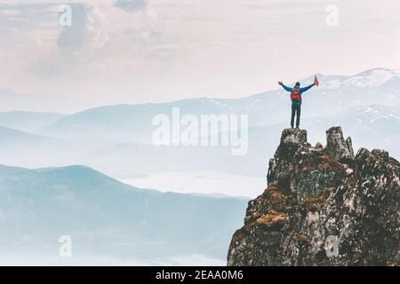Mann Kletterer auf Bergklippe Gipfel Reisen Wanderung in Norwegen Abenteuer Ferien Outdoor extreme Aktivität gesunder Lebensstil Reisenden Erfolg angehoben H Stockfoto