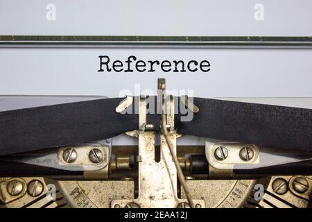 Referenzsymbol. Das Wort 'Referenz', das auf der Retro-Schreibmaschine eingegeben wurde. Schöner Hintergrund. Geschäfts- und Referenzkonzept. Stockfoto