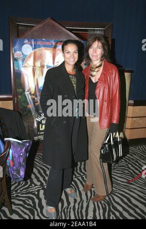 DIE EXKLUSIVE französische TV-Moderatorin Isabelle Giordani und die Schauspielerin Elise Larnicol nehmen am 7. Oktober 2005 an der Premiere von "Wallace et Gromit" im Planet Hollywood Restaurant in Paris, Frankreich, Teil. Foto von Benoit Pinguet/ABACAPRESS.COM Stockfoto