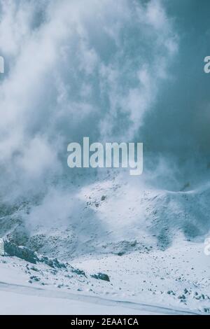 Wolken in verschneiten Bergen Winterlandschaft Reisen Natur Landschaft minimal Stil Stockfoto