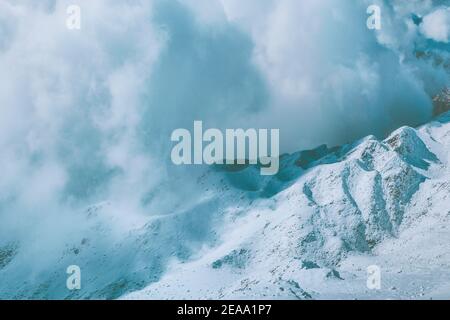 Winter verschneiten Tahtali Berg mit Wolken Landschaft in der Türkei Reisen Landschaft Wildnis Natur ruhige atmosphärische Aussicht Stockfoto