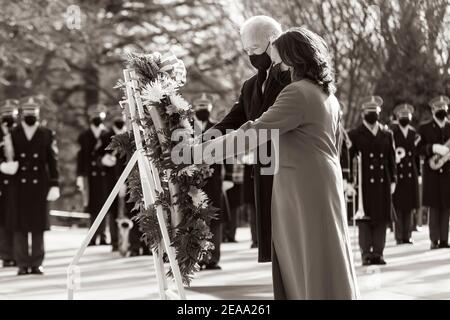 Präsident Joe Biden und Vizepräsident Kamala Harris legten am Mittwoch, den 20. Januar 2021, einen Kranz am Grab des unbekannten Soldaten in Arlington, Virginia, nieder. (Offizielles Foto des Weißen Hauses von Adam Schultz) Stockfoto