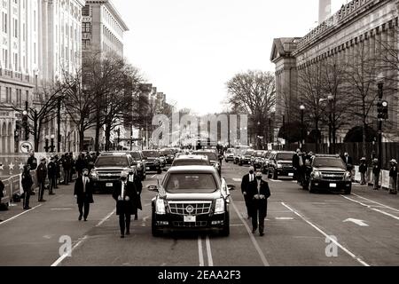 Die Autokolonne des Präsidenten fährt am Mittwoch, den 20. Januar 2021, während der Eröffnungsparade in Washington, D.C. die 15th St. hinauf zum Weißen Haus (Offizielles Foto des Weißen Hauses von Ana Isabel Martinez Chamorro) Stockfoto