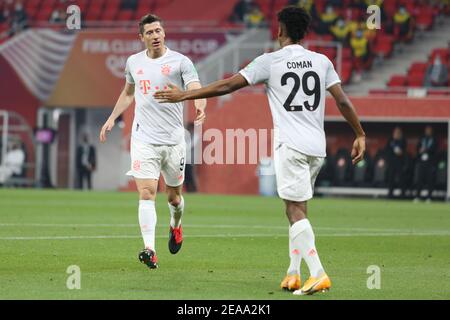 DOHA, KATAR - FEBRUAR 08: Robert Lewandowski vom FC Bayern München feiert sein Tor mit Teamkollege Kingsley Coman im Halbfinalspiel zwischen Al Ahly SC und FC Bayern München am 8. Februar 2021 im Ahmad bin Ali Stadion in Doha, Katar. (Foto von Colin McPhedran/MB Media) Stockfoto