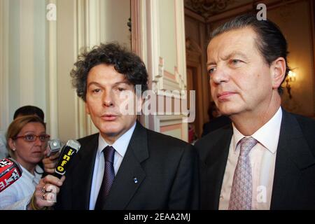 Frankreichs Finanzminister Thierry Breton (L) und Verkehrsminister Dominique Perben beantworten Fragen nach einem Treffen mit den Gewerkschaften der SNCM (National Maritime Corsica-Mediterranean Company) in Marseille am 10. Oktober 2005. Die französische Regierung unternahm am Montag einen letzten Versuch, Streiks von Arbeitern zu beenden, die über die Privatisierung der Fährgesellschaft wütend waren, aber das Hafenchaos ging weiter, als andere Arbeiter bessere Lohnwerkzeuge forderten. Foto von Gerald Holubowicz/ABACAPRESS.COM Stockfoto