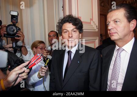 Frankreichs Finanzminister Thierry Breton (L) und Verkehrsminister Dominique Perben beantworten Fragen nach einem Treffen mit den Gewerkschaften der SNCM (National Maritime Corsica-Mediterranean Company) in Marseille am 10. Oktober 2005. Die französische Regierung unternahm am Montag einen letzten Versuch, Streiks von Arbeitern zu beenden, die über die Privatisierung der Fährgesellschaft wütend waren, aber das Hafenchaos ging weiter, als andere Arbeiter bessere Lohnwerkzeuge forderten. Foto von Gerald Holubowicz/ABACAPRESS.COM Stockfoto