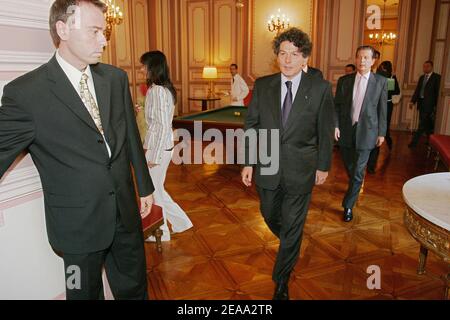 Frankreichs Finanzminister Thierry Breton und Verkehrsminister Dominique Perben beantworten Fragen nach einem Treffen mit den Gewerkschaften der SNCM (National Maritime Corsica-Mediterranean Company) am 10. Oktober 2005 in Marseille. Die französische Regierung unternahm am Montag einen letzten Versuch, Streiks von Arbeitern zu beenden, die über die Privatisierung der Fährgesellschaft wütend waren, aber das Hafenchaos ging weiter, als andere Arbeiter bessere Lohnwerkzeuge forderten. Foto von Gerald HOLUBOWICZ/ABACAPRESS.COM Stockfoto