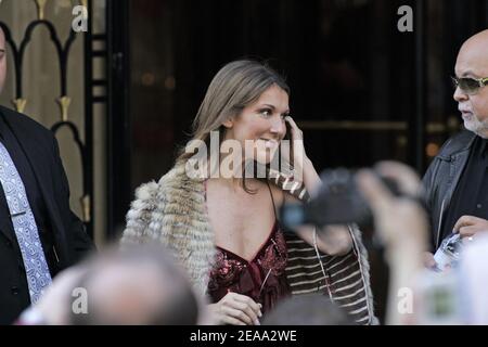 Die kanadische Sängerin Celine Dion verlässt am 10. Oktober 2005 das George V Hotel in Paris, Frankreich. Foto von Mousse-Gorassini/ABACAPRESS.COM Stockfoto