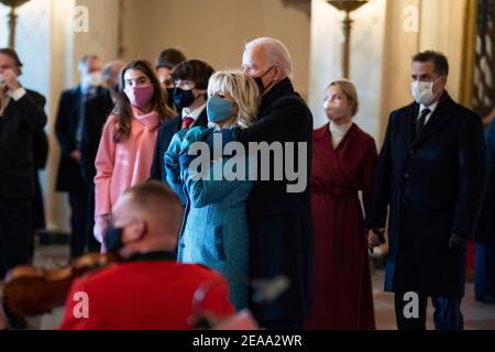 Präsident Joe Biden umarmt First Lady Dr. Jill Biden im Grand Foyer des Weißen Hauses am Mittwoch, den 20. Januar 2021, während die United States Marine Band spielt, um sie im Weißen Haus zu begrüßen. (Offizielles Foto des Weißen Hauses von Adam Schultz) Stockfoto