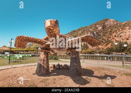 Berühmtes Denkmal der Karettschildkröte Caretta, die Eier im Sand am Strand legt. Dalyan Flussdelta ist ein Naturpark für diese Tiere Stockfoto