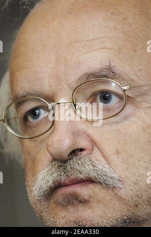 Der französische Schriftsteller Erik Orsenna bei einer Pressekonferenz über das Segelteam Orange, am 8. Oktober 2005 in Paris, Frankreich. Laure Manaudou ist die christerin des Trimaran 60' Orma Orange Project, das an der 'Transat Jacques Vabre' teilnimmt. Foto von Nicolas Gouhier/CAMELEON/ABACAPRESS.COM Stockfoto