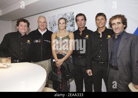 (L-R) der Schweizer Skipper Steve Rabussin, der französische Skipper Yves Parlier, der französische olympiasieger Schwimmer Laure Manaudou, der französische Skipper Bruno Peyron, der Schweizer Skipper Yvan Rabussin und der ehemalige französische Formel-1-Weltmeister Alain Prost posieren nach einer Pressekonferenz über das Segelteam Orange am 8. Oktober 2005 in Paris, Frankreich. Laure Manaudou ist die christerin des Trimaran 60' Orma Orange Project, das an der 'Transat Jacques Vabre' teilnimmt. Foto von Nicolas Gouhier/CAMELEON/ABACAPRESS.COM Stockfoto