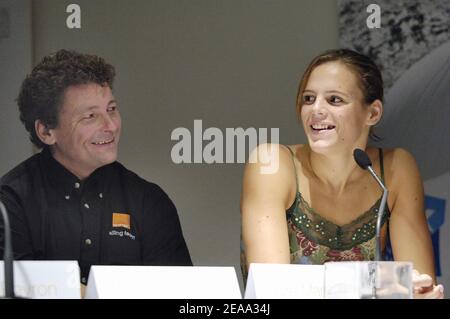 Der Schweizer Skipper Steve Rabussin und der französische olympiasieger Schwimmer Laure Manaudou bei einer Pressekonferenz über das Segelteam Orange am 8. Oktober 2005 in Paris, Frankreich. Laure Manaudou ist die christerin des Trimaran 60' Orma Orange Project, das an der 'Transat Jacques Vabre' teilnimmt. Foto von Nicolas Gouhier/CAMELEON/ABACAPRESS.COM Stockfoto