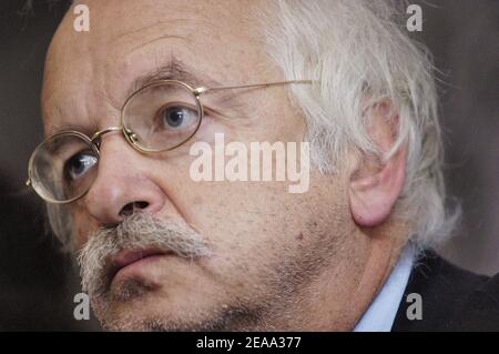 Der französische Schriftsteller Erik Orsenna bei einer Pressekonferenz über das Segelteam Orange, am 8. Oktober 2005 in Paris, Frankreich. Laure Manaudou ist die christerin des Trimaran 60' Orma Orange Project, das an der 'Transat Jacques Vabre' teilnimmt. Foto von Nicolas Gouhier/CAMELEON/ABACAPRESS.COM Stockfoto