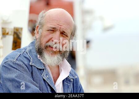 CGT-Chef Jean-Paul Israel von der SNCM (National Maritime Corsica-Mediterranean Company) posiert vor der Abstimmung über die Fortsetzung des Streiks gegen die Privatisierung ihres französischen Staatsunternehmens in Marseille, Südfrankreich, am 10. Oktober 2005. Die französische Regierung traf sich am Montag mit den Gewerkschaften zu einem Treffen, um einen Streit über Pläne zur Privatisierung der SNCM-Fährgesellschaft zu beenden und Proteste zu stoppen, die den südlichen Hafen von Marseille blockiert haben. Foto von Gerald Holubowicz/ABACAPRESS.COM Stockfoto