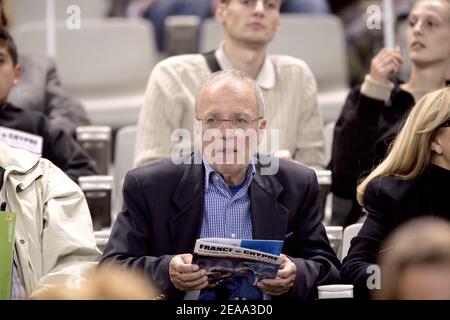 Der ehemalige TV-Sportjournalist Thierry Roland beobachtet, wie die französische Fußballmannschaft gegen Zypern ( 4-0) gewinnt und ihren Eintritt in das WM-Finale 2006 bei einem Spiel im Stade de France in Saint-Denis, Frankreich, am 12. oktober 2005 bucht. Foto von Gouhier-Orban/ABACAPRESS.COM Stockfoto