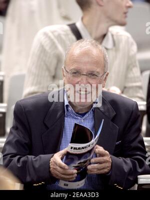 Sportjournalist Thierry Roland stirbt im Alter von 74 Jahren, wurde am Samstag, 16. Juni 2012 bekannt gegeben. File photo : der ehemalige TV-Sportjournalist Thierry Roland sieht, wie die französische Fußballmannschaft gegen Zypern ( 4-0) gewinnt und ihren Eintritt in das WM-Finale 2006 bei einem Spiel im Stade de France in Saint-Denis, Frankreich, am 12. oktober 2005 bucht. Foto von Gouhier-Orban/ABACAPRESS.COM Stockfoto