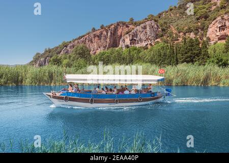 09. September 2020, Dalyan, Türkei: Kreuzfahrtschiffe und Fährschiffe mit türkischen Flaggen transportieren Touristen in das Naturwunder der Mittelmeer-Türkei - Stockfoto