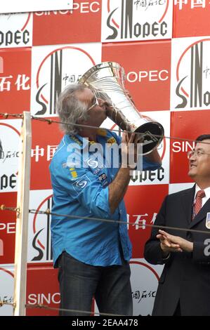 Renault-Teamchef Flavio Briatore küsst die Konstrukteurspokal, nachdem Renault-Formel-1-Pilot Fernando Alonso aus Spanien am 16. Oktober 2005 den Großen Preis von China in Shanghai, China, gewonnen hat. Alonso gewann am Sonntag einen chaotischen chinesischen Grand Prix, um Renault den Formel-1-Konstrukteur-Titel über die Fahrerkrone zu bringen, die er im letzten Monat holte. Foto von Thierry Gromik/ABACAPRESS.COM