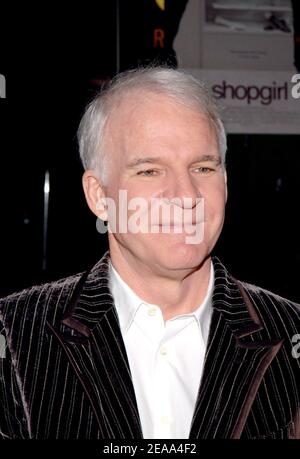 "Cast Member Steve Martin kommt bei der Premiere von "'Shopgirl" am Montag, 17. Oktober 2005, im Beekman Theater in New York an. Foto von Nicolas Khayat/ABACAPRESS.COM' Stockfoto