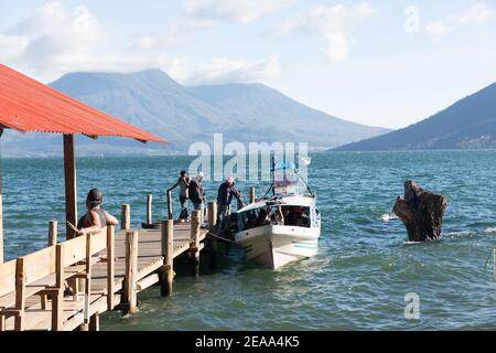 San Marcos La Laguna, Lake Atitlan, Guatemala Öffentliche Anlegestelle und Fähre in San Marcos La Laguna mit dem Vulkan San Pedro Stockfoto