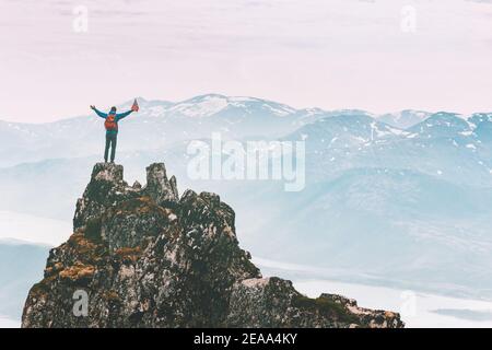 Mann Klettern auf Berggipfel Abenteuer Reise Outdoor extrem aktiv Lifestyle Urlaub Tour Wandern in Norwegen Erfolg erhöhte Hände Husfjellet Spitze Stockfoto