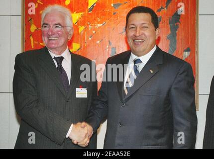 Der Präsident der internationalen medef-kommission Manuel Gomez begrüßt den venezolanischen Präsidenten Hugo Chavez am 20. Oktober 2005 in der MEDEF-Zentrale in Paris. Chavez ist auf einem zweitägigen Besuch in Frankreich. Foto von Mehdi Taamallah/ABACAPRESS.COM Stockfoto