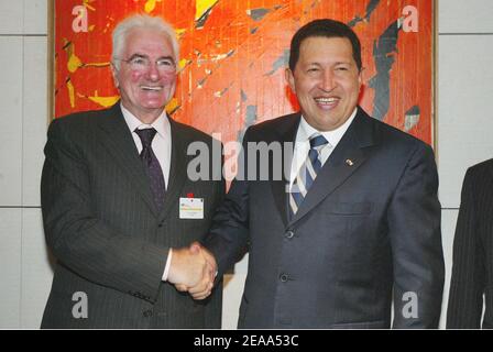 Der Präsident der internationalen medef-kommission Manuel Gomez begrüßt den venezolanischen Präsidenten Hugo Chavez am 20. Oktober 2005 in der MEDEF-Zentrale in Paris. Chavez ist auf einem zweitägigen Besuch in Frankreich. Foto von Mehdi Taamallah/ABACAPRESS.COM Stockfoto