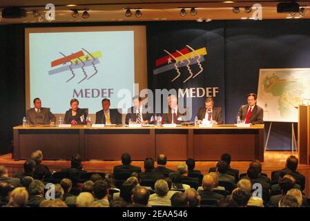 Der Präsident der internationalen medef-kommission Manuel Gomez begrüßt den venezolanischen Präsidenten Hugo Chavez am 20. Oktober 2005 in der MEDEF-Zentrale in Paris. Chavez ist auf einem zweitägigen Besuch in Frankreich. Foto von Mehdi Taamallah/ABACAPRESS.COM Stockfoto