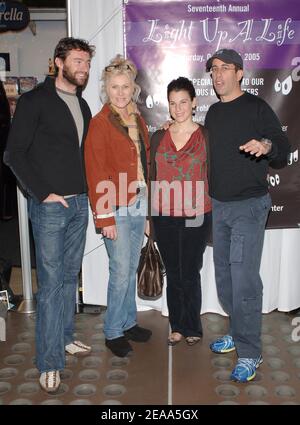 'Von links nach rechts: der australische Schauspieler Hugh Jackman und seine Frau die australische Schauspielerin Deborra-Lee Furness, der Komiker Jerry Seinfeld und seine Frau Jessica posieren für Bilder, als sie am Samstag, dem 22. Oktober 2005, beim "Light Up a Life"-Benefit auf dem Toys'R'US Times Square in New York ankommen. Foto von Nicolas Khayat/ABACAPRESS.COM' Stockfoto