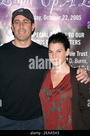 "Der Komiker Jerry Seinfeld und seine Frau Jessica posieren für Bilder, als sie am Samstag, 22. Oktober 2005, auf dem Toys'R'US Times Square in New York zum "Light Up a Life" kommen. Foto von Nicolas Khayat/ABACAPRESS.COM' Stockfoto