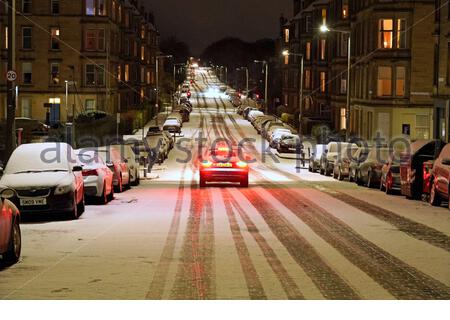 Edinburgh, Schottland, Großbritannien. Februar 2021, 8th. Nach einem Tag mit leichten und zeitweiligen Schneeschauern beginnt der heftigere Schneefall kurz nach Einbruch der Dunkelheit in der Innenstadt von New Town. Kredit: Craig Brown/Alamy Live Nachrichten Stockfoto