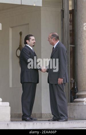 Der französische Präsident Jacques Chirac begrüßt Saad Hariri, den Sohn des verletzten ehemaligen libanesischen Ministerpräsidenten Rafik Hariri, am 26. oktober 2005 im Elysée-Palast in Paris. Foto von Mousse/ABACAPRESS.COM Stockfoto