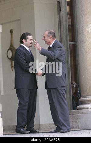 Der französische Präsident Jacques Chirac begrüßt Saad Hariri, den Sohn des verletzten ehemaligen libanesischen Ministerpräsidenten Rafik Hariri, am 26. oktober 2005 im Elysée-Palast in Paris. Foto von Mousse/ABACAPRESS.COM Stockfoto