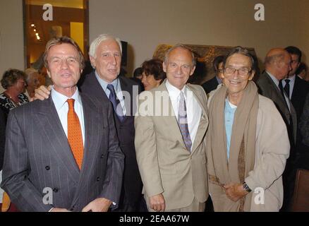(L-R) der ehemalige französische Gesundheitsminister Bernard Kouchner, Professor Alain Deloche, Professor Alain Carpentier und Pater Ceyrac nehmen am 26. Oktober 2005 an der Feier des 10. Jahrestages der "Chaine de l'Espoir" ("die Kette der Hoffnung") im Musée Guimet in Paris, Frankreich, Teil. La Chaine de l'Espoir ist eine humanitäre Organisation, die 1988 vom französischen Kardiologen Professor Alain Deloche gegründet wurde, um die Ungerechtigkeit an den Geburtsorten zu bekämpfen und benachteiligten Kindern die notwendige chirurgische Versorgung und Ausbildung zu bieten. Foto von Bruno Klein/ABACAPRESS.COM Stockfoto