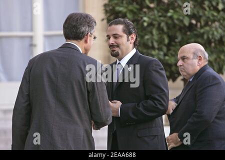 Der französische Präsident Jacques Chirac begrüßt Saad Hariri, den Sohn des verletzten ehemaligen libanesischen Ministerpräsidenten Rafik Hariri, am 26. oktober 2005 im Elysée-Palast in Paris. Foto von Mousse/ABACAPRESS.COM Stockfoto