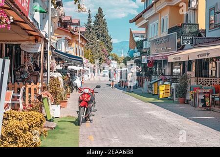 09. September 2020, Dalyan, Türkei: Ruhige Stadtstraße mit Motorrad in der Nähe von Souvenirläden und Restaurant geparkt Stockfoto