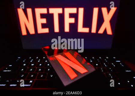 Irland. Februar 2021, 7th. In dieser Abbildung ist das Netflix-Logo auf einem Smartphone und einem Computerbildschirm zu sehen. Quelle: Cezary Kowalski/SOPA Images/ZUMA Wire/Alamy Live News Stockfoto