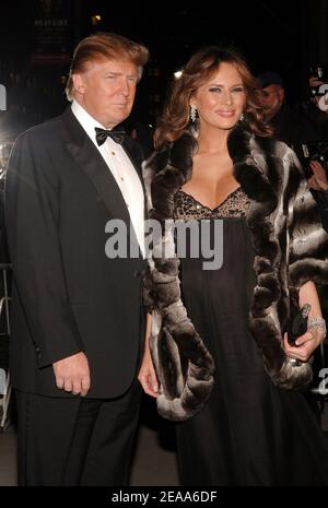 "Donald Trump und seine schwangere Frau Melania Trump kommen zur Jahresnacht 22nd der Sterne zu Ehren der "Romantiker", die am Donnerstag, den 27. Oktober 2005, in der Cipriani 42nd Street in New York stattfand. Foto von Nicolas Khayat/ABACAPRESS.COM' Stockfoto