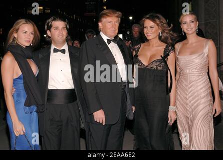 "Donald Trump und seine schwangere Frau Melania Trump kommen zusammen mit seinem Sohn Donald Trump Jr. (links) und seiner Tochter Ivanka Trump zur Jahresnacht 22nd zu Ehren der "Romantiker", die am Donnerstag, den 27. Oktober 2005 in der Cipriani 42nd Street in New York stattfand. Foto von Nicolas Khayat/ABACAPRESS.COM' Stockfoto