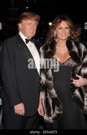 "Donald Trump und seine schwangere Frau Melania Trump kommen zur Jahresnacht 22nd der Sterne zu Ehren der "Romantiker", die am Donnerstag, den 27. Oktober 2005, in der Cipriani 42nd Street in New York stattfand. Foto von Nicolas Khayat/ABACAPRESS.COM' Stockfoto