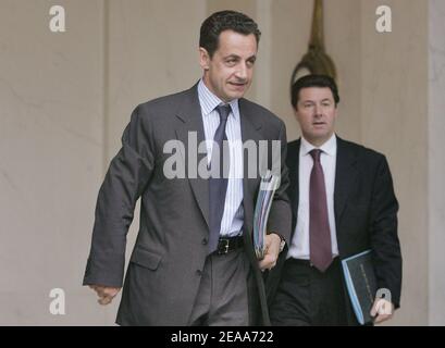 Der französische Innenminister Nicolas Sarkozy verließ nach dem wöchentlichen Ministerrat am 2. November 2005 den Elysee-Palast in Paris, Frankreich. Foto von Mousse/ABACAPRESS.COM Stockfoto