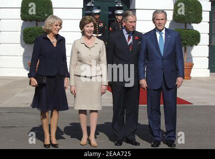 Prinz Charles, Prinz von Wales und Camilla Parker Bowles , Herzogin von Cornwall werden von US-Präsident George W. Bush und First Lady Laura Bush begrüßt, als sie am zweiten Tag ihres 8-tägigen Besuchs in den USA zu einem Mittagessen im Weißen Haus ankommen. Am 2. November 2005 in Washington. Foto von Olivier Douliery/ABACAPRESS.COM Stockfoto