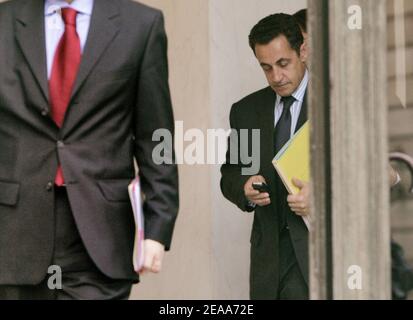 Der französische Innenminister Nicolas Sarkozy verließ nach dem wöchentlichen Ministerrat am 2. November 2005 den Elysee-Palast in Paris, Frankreich. Foto von Mousse/ABACAPRESS.COM Stockfoto