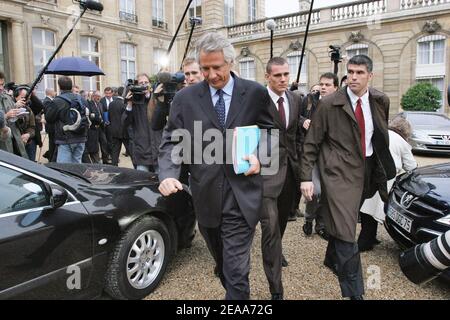 Der französische Premierminister verließ am 2. November 2005 nach dem wöchentlichen Ministerrat den Elysee-Palast in Paris, Frankreich. Foto von Mousse/ABACAPRESS.COM Stockfoto