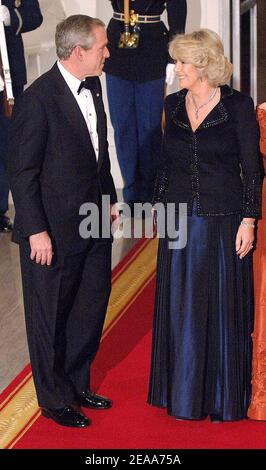 Prinz Charles, Prinz von Wales und Camilla Parker Bowles, Herzogin von Cornwall werden von US-Präsident George W. Bush und First Lady Laura Bush begrüßt, als sie am Mittwoch Abend des 2. Novemver 2005 zum Abendessen im Weißen Haus in Washington, DC, USA, ankommen. Zweiter Tag ihres 8-tägigen Besuchs in den USA Foto von Olivier Douliery/ABACAPRESS.COM Stockfoto