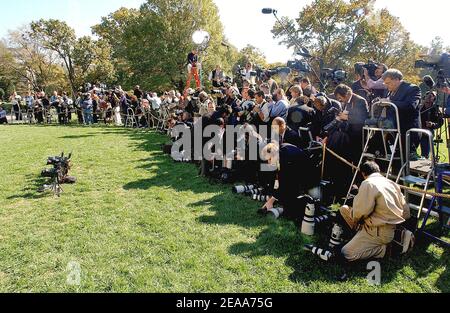 Medien über Prinz Charles und Camilla Parker Bowles, Herzogin von Cornwall, als sie am zweiten Tag ihres 8-tägigen Besuchs in den USA am 2. November 2005 in Washington, DC, USA, zum Mittagessen im Weißen Haus ankommen. Foto von Olivier Douliery/ABACAUSA.COM Stockfoto