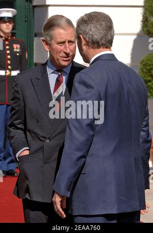 Prinz Charles, Prinz von Wales, spricht mit US-Präsident George W. Bush, als er und Camilla Parker Bowles am zweiten Tag ihres 8-tägigen Besuchs in den USA, am 2. November 2005 in Washington, DC, USA, zu einem Mittagessen im Weißen Haus eintreffen. Foto von Olivier Douliery/ABACAUSA.COM Stockfoto