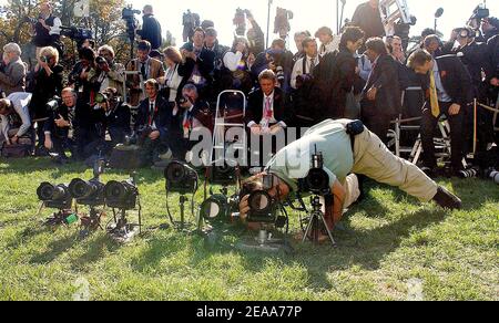 Medien über Prinz Charles und Camilla Parker Bowles, Herzogin von Cornwall, als sie am zweiten Tag ihres 8-tägigen Besuchs in den USA am 2. November 2005 in Washington, DC, USA, zum Mittagessen im Weißen Haus ankommen. Foto von Olivier Douliery/ABACAUSA.COM Stockfoto